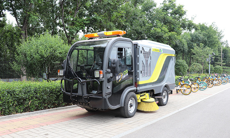 冬季，環衛道路的降塵離不開電動清掃車和高壓清洗車