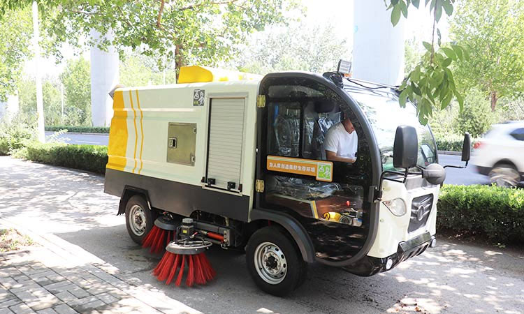 純電動(dòng)洗掃車解決了環(huán)衛(wèi)工人很大道路清掃問(wèn)題