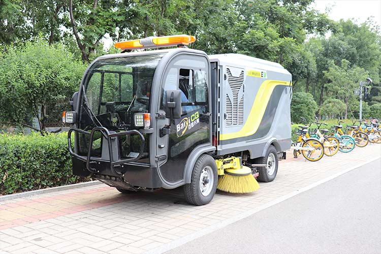 小型四輪電動(dòng)洗掃車道路清掃無(wú)揚(yáng)塵好幫手