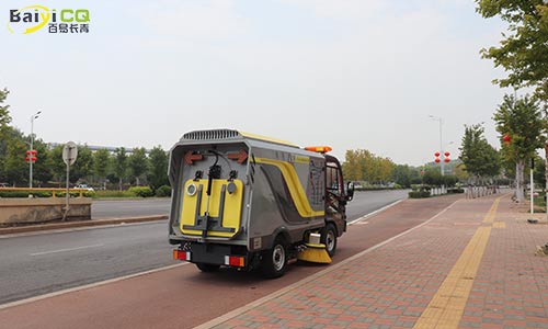 小型洗掃車清掃人行道，無(wú)揚(yáng)塵優(yōu)勢(shì)更明顯