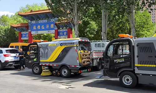 電動小型洗掃車已經(jīng)運(yùn)達(dá)內(nèi)蒙古某環(huán)衛(wèi)公司指定交車地點(diǎn)