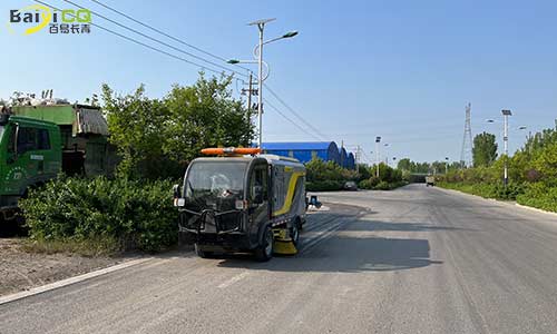 小型道路洗掃車，道路清潔高效無(wú)揚(yáng)塵