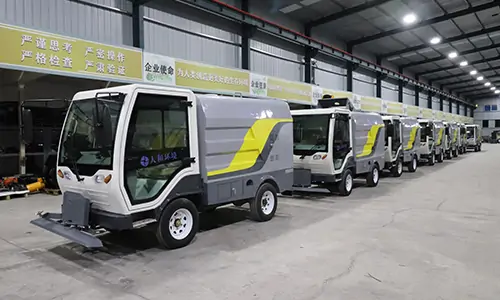 發(fā)往某環(huán)衛(wèi)公司的多臺四輪高壓清洗車準備裝車