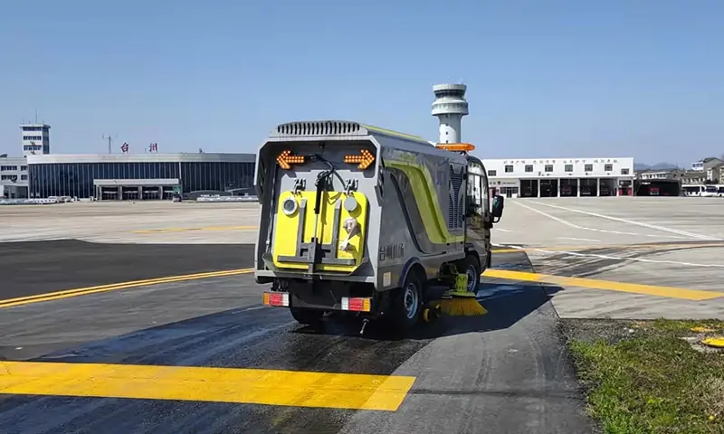 小型純電動(dòng)洗掃車機(jī)場(chǎng)路面保潔養(yǎng)護(hù)，搭載智慧環(huán)衛(wèi)大數(shù)據(jù)運(yùn)維平臺(tái)，后臺(tái)遠(yuǎn)程監(jiān)控！