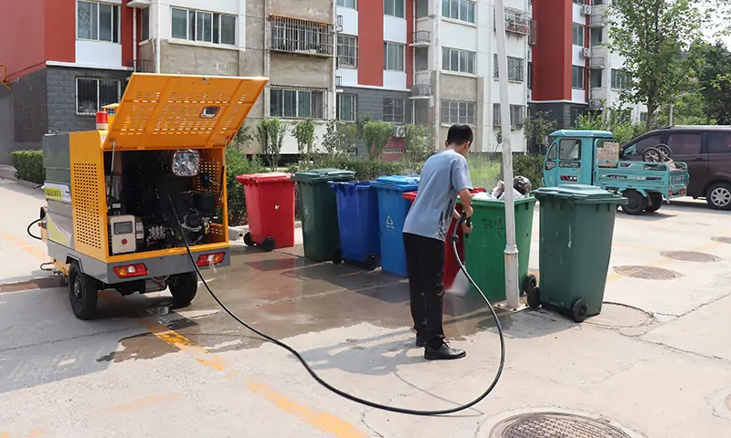 冬季來臨，物業(yè)小區(qū)在選擇高溫高壓清洗車的時候要注意哪些問題呢？