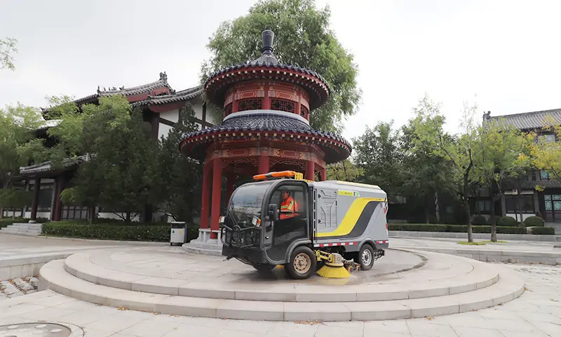 背街小巷、廣場(chǎng)公園狹窄的人行道道路也能洗掃？沒(méi)錯(cuò)，這款車就可以做得到！
