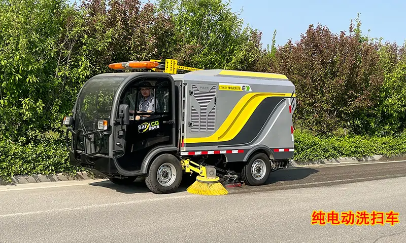 小型純電動(dòng)洗掃車，節(jié)假日期間路面高效洗掃專用車型，操作簡(jiǎn)單，效果杰出！