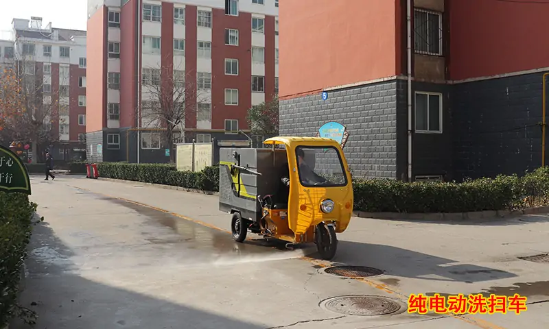 物業(yè)小區(qū)路面清洗有奇招！打破傳統(tǒng)人工打掃，一臺機(jī)器靈活運(yùn)用，實(shí)現(xiàn)快速清潔！
