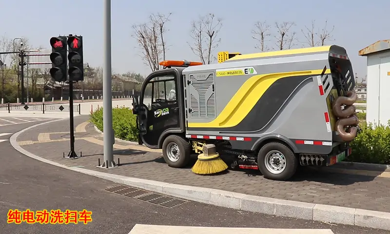汽油版本洗掃車真的可以繼續(xù)再用嗎？純電動(dòng)洗掃車又有哪些優(yōu)勢(shì)和特點(diǎn)？