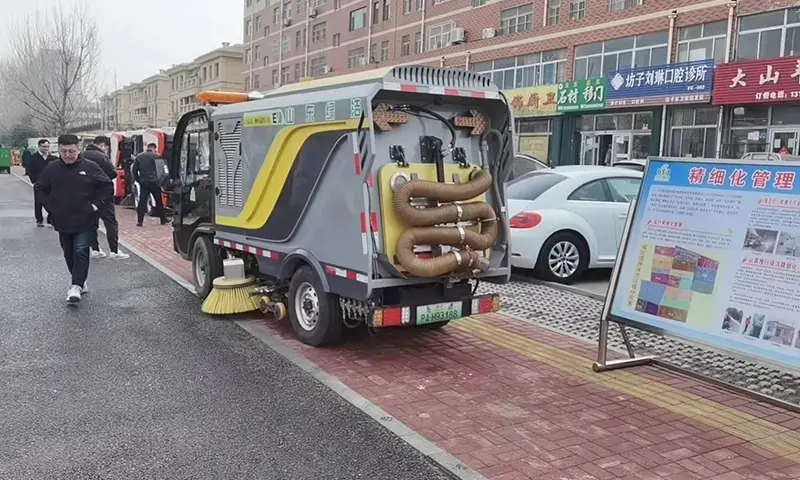 純電動(dòng)洗掃車現(xiàn)場(chǎng)試車，人行道路面洗掃引起關(guān)注，行人連連夸贊！