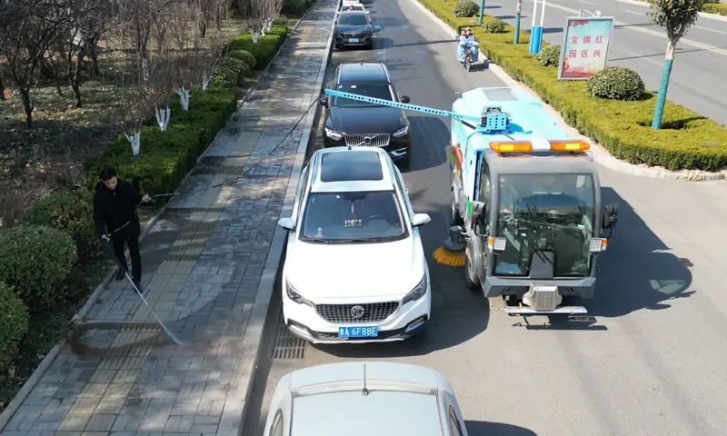 純電動(dòng)洗掃車輔道路邊車下衛(wèi)生治理有奇招！旋轉(zhuǎn)型機(jī)械臂大顯身手，一沖就干凈！