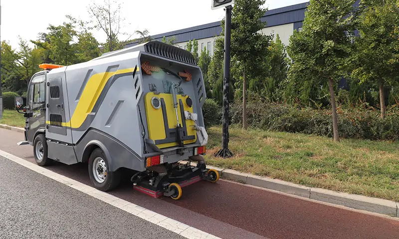 市政人行道太狹窄不好清理怎么辦？純電動(dòng)深度清潔車，一車多用，有效解決市政人行道清理難題！