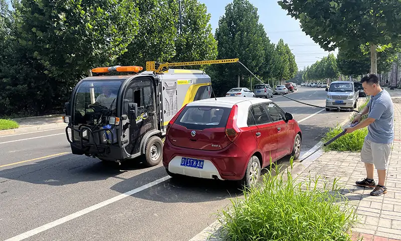 純電動(dòng)洗掃車輔道人行道顯身手！狹窄道路洗掃，高壓沖洗人行道，車輛過(guò)后地面整潔又衛(wèi)生！