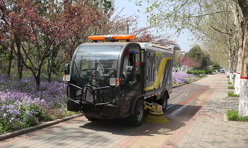 純電動洗掃車機場、園林顯神通！高壓洗掃，一沖即凈！一鍵操作，簡單快捷！