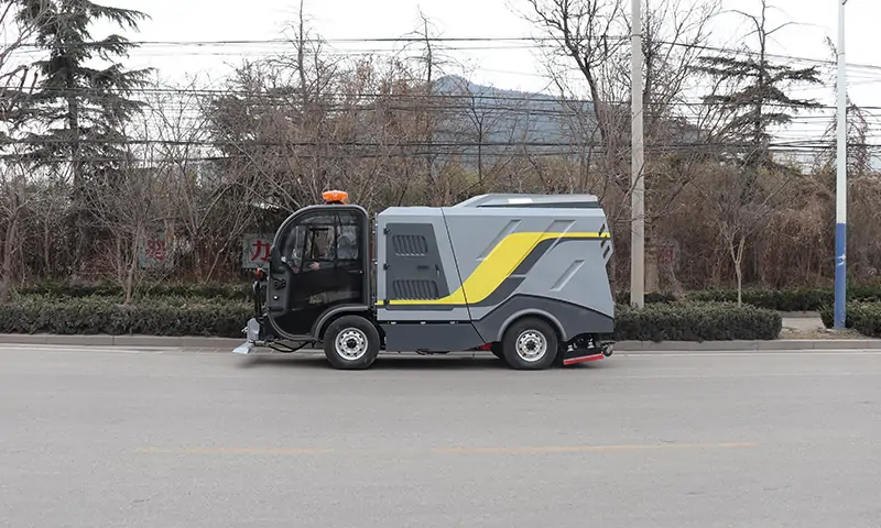 純電動(dòng)深度清潔車，道路清潔好幫手！一米一深度清潔寬度，滿足多場(chǎng)景使用需求！