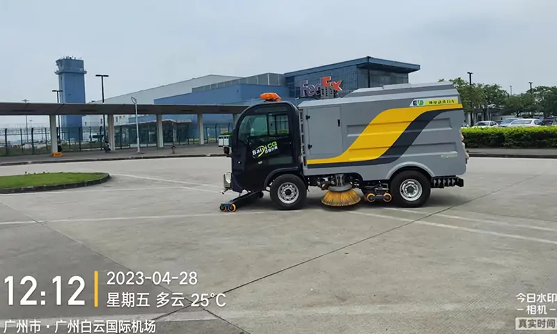 百易純電動洗掃車到達(dá)白云機場，助力機場環(huán)衛(wèi)環(huán)境建設(shè)，共建美好城市形象！