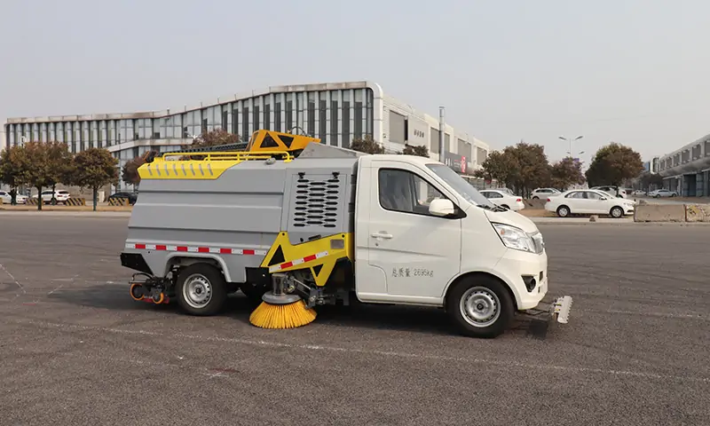 新品上市！新能源純電動洗掃車亮相！長安底盤可上牌，可旋轉(zhuǎn)機(jī)械臂帶高壓沖洗顯奇效！
