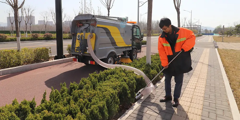 道路洗掃車(chē)_路面污漬清潔“專家”_電動(dòng)洗掃車(chē)_環(huán)衛(wèi)洗掃車(chē)_小型洗掃車(chē)