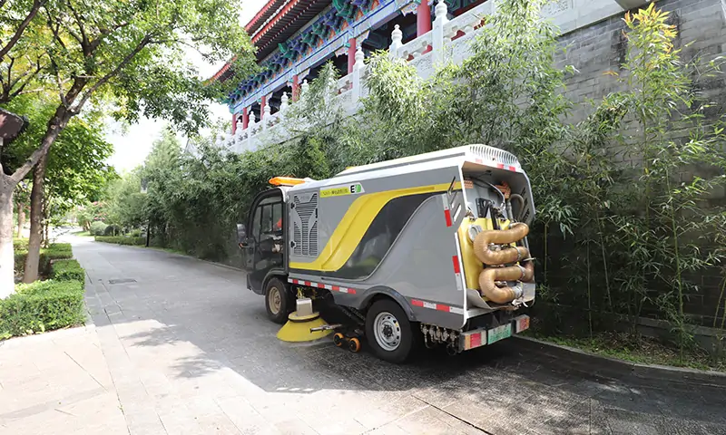 純電動(dòng)洗掃車，車輛底部垃圾衛(wèi)生治理有妙招，多方位解決道路污染問(wèn)題。
