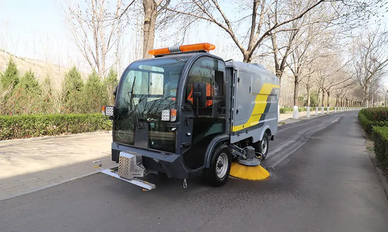 純電動(dòng)洗掃車背街小巷顯神通，洗掃全面，操作簡(jiǎn)單獲得認(rèn)可