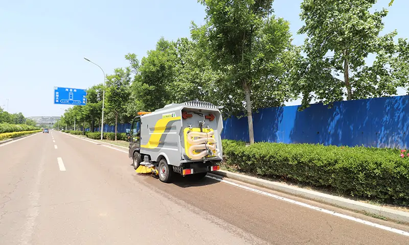 純電動(dòng)小型洗掃車：為城市環(huán)境帶來(lái)更美麗干凈的地面