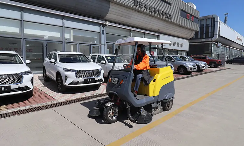 小型三輪駕駛式掃地車：高效清潔與環(huán)保共贏，純電動(dòng)，更環(huán)保！
