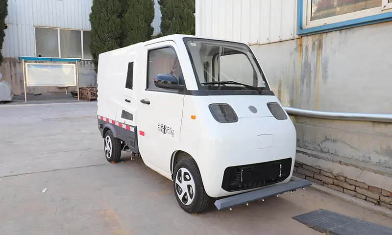純電動道路養(yǎng)護(hù)車：清新環(huán)保，高效保潔的未來之選